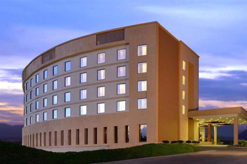Fortune Select Grand Ridge, Tirupati - Member Itc Hotels' Group Екстериор снимка The hotel at dusk